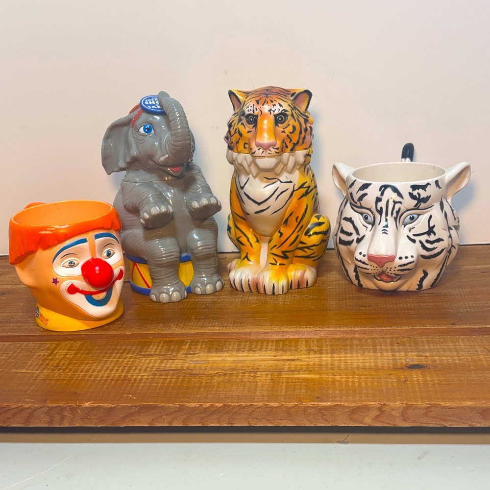 Vintage 2000's Greatest Show On Earth Mugs!  Lot of 4!